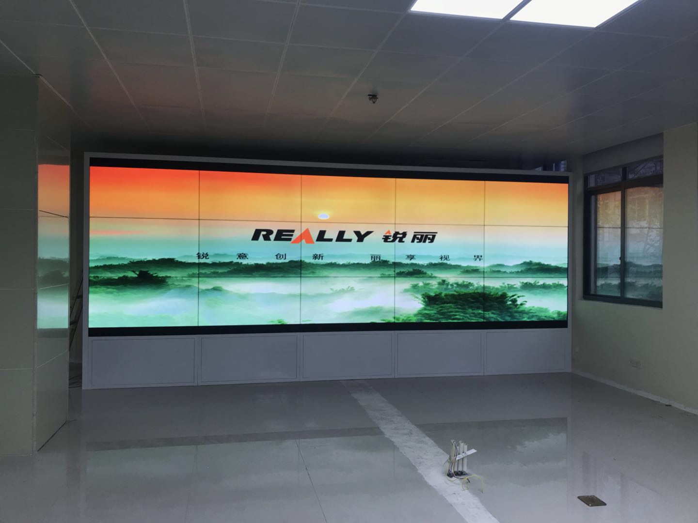 电视台拼接屏.jpg