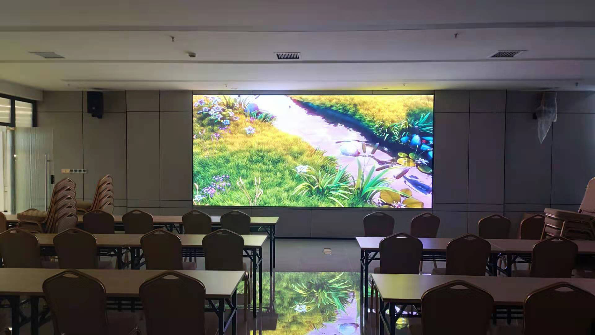 锐丽小间距LED显示屏.jpg